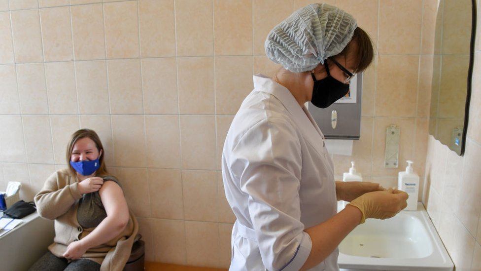 Korona virus, vakcine i Rusija: Zašto je većina Rusa i dalje skeptična prema Sputnjiku 2 A woman receives an injection of component 2 of the Sputnik V vaccine