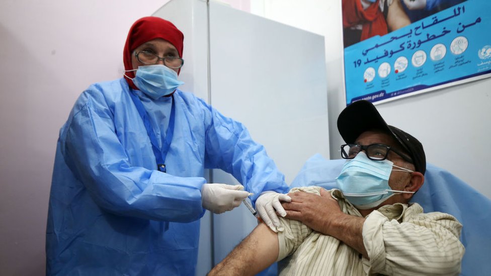 Korona virus, vakcine i Rusija: Zašto je većina Rusa i dalje skeptična prema Sputnjiku 5 An Algerian person receives an injection of the Russian vaccine