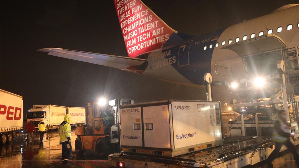 Korona virus: U Srbiji preminulo još 15 ljudi, Britanci zabrinuti zbog "Kent" soja Kovida-19 2 Avion sa kineskim vakcinama na aerodromu Nikola Tesla u Beogradu