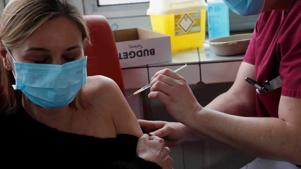 Korona virus: U Srbiji raste broj pacijenata, pojačan nadzor okupljanja tokom praznika - preporuke za vakcinaciju već zaraženih 1 vakcina