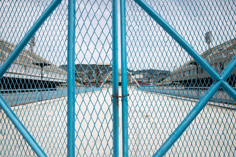 Brazil, korona virus i karneval: Rio de Žaneiro - umesto ludnice na ulicama, tišina 2 Locked gate at the entrance of the Sambadrome