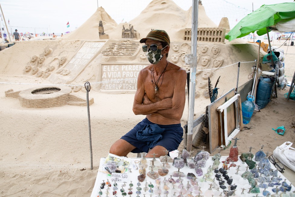 Brazil, korona virus i karneval: Rio de Žaneiro - umesto ludnice na ulicama, tišina 12 A street vendor selling figurines on the beach