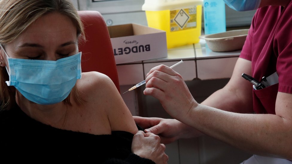 Korona virus: U Srbiji skoro 2.500 novih slučajeva, počela vakcinacija u Severnoj Makedoniji 1 A woman is vaccinated against Covid-19 in Paris, France