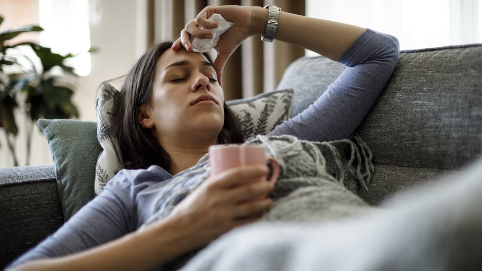 Korona virus: Sedam simptoma zbog kojih bi trebalo da se testirate - sugeriše studija 1 sick woman lying on sofa