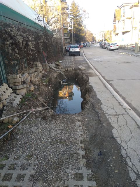 Zaboravljena rupa opasnost za decu 1 raskopana ulica