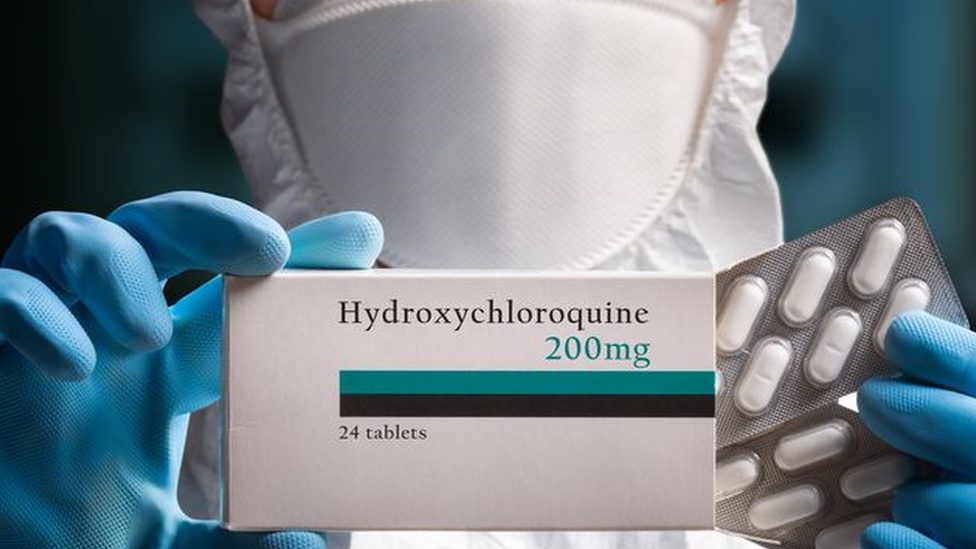 Korona virus: Osam stvari koje smo naučili u protekloj godini pandemije 6 Profesional de la salud con mascarilla sosteniendo una caja de "Hydroxychloroquine 200 mg y un blíster con píldoras blancas.