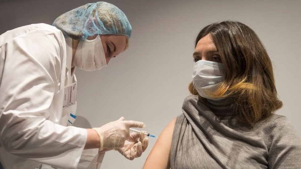 Korona virus: U Srbiji pandemija odnela još 21 život, nove mere za vikend, bolnice u Brazilu pred kolapsom 1 A woman gets a dose of Sputnik V vaccine in Moscow, Russia. Photo: 18 January 2021