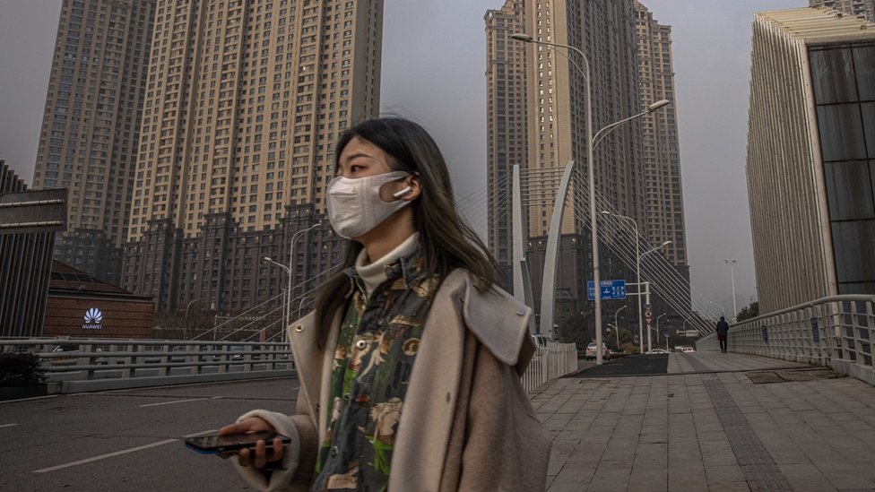 Korona virus: Osam stvari koje smo naučili u protekloj godini pandemije 8 Young woman wearing a face mask, waking in Wuhan, China.