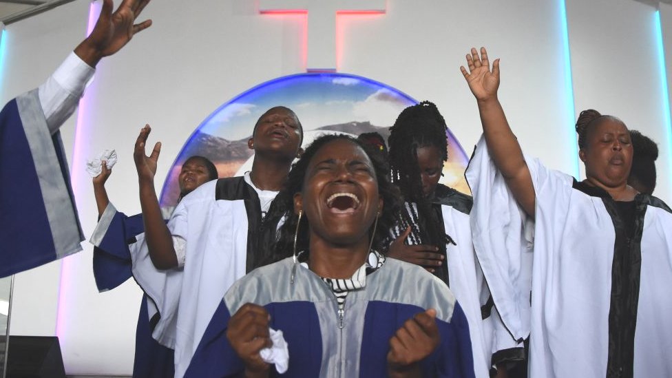 Korona virus i Afrika: Predsednik Tanzanije Džon Magufuli je „zdrav i vredno radi", kaže premijer 2 Church service in Dar es Salaam