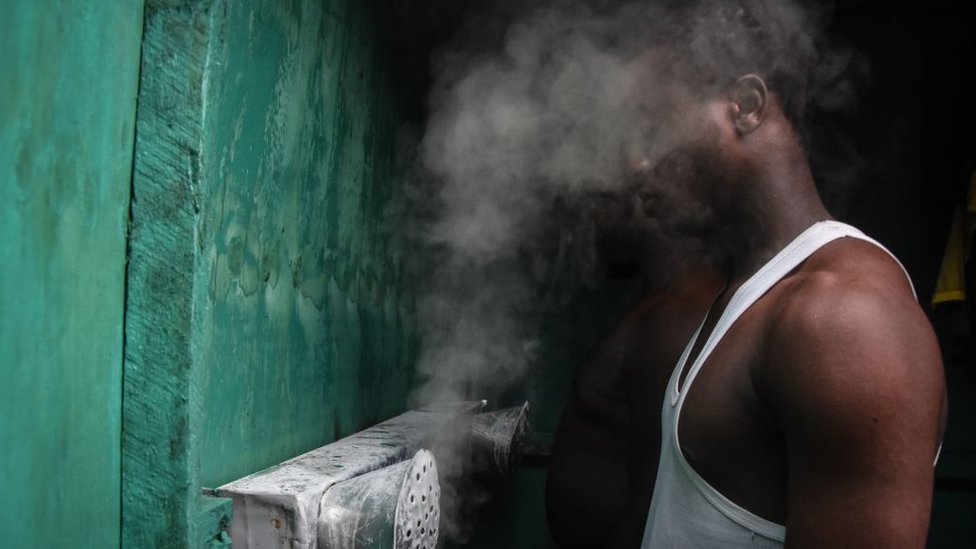 Korona virus i Afrika: Predsednik Tanzanije Džon Magufuli je „zdrav i vredno radi", kaže premijer 4 Man inhaling steam in Tanzania