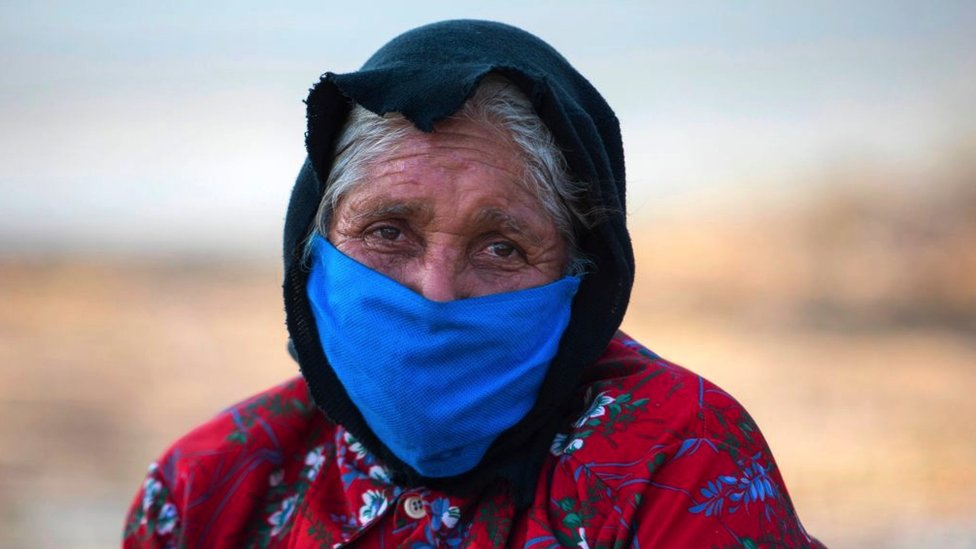 Korona virus: Osam stvari koje smo naučili u protekloj godini pandemije 3 An elderly woman wears a face mask as a preventive measure against the spread of the new coronavirus, COVID-19 in Managua, Nicaragua.