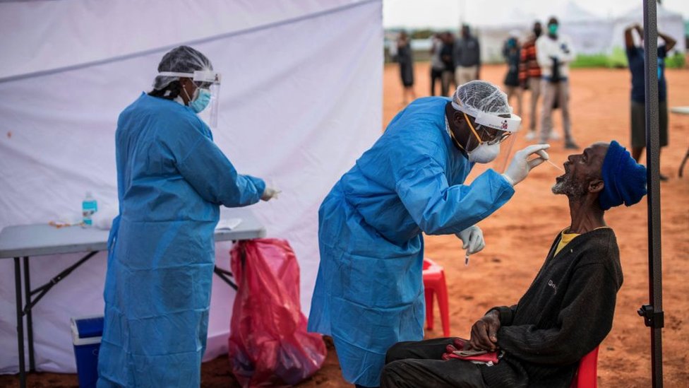 Korona virus: Osam stvari koje smo naučili u protekloj godini pandemije 4 Covid tests being carried out in the township of Alexandra in Johannesburg, South Africa.