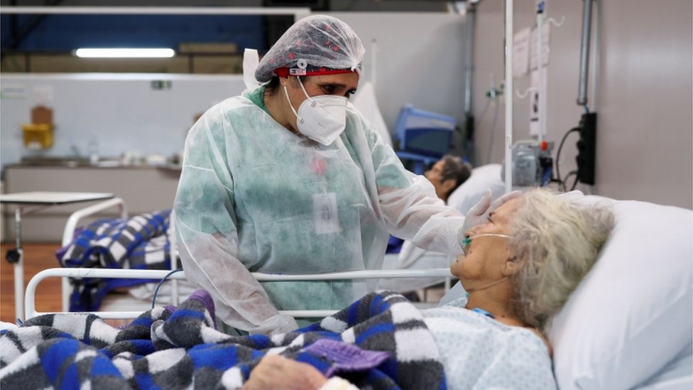 Korona virus: Srbija iščekuje odluku o novim merama, u Brazilu 2.000 preminulih u jednom danu 1 A nurse speaks to a Covid patient in Santo Andre, Sao Paulo state, Brazil, January 1, 2021