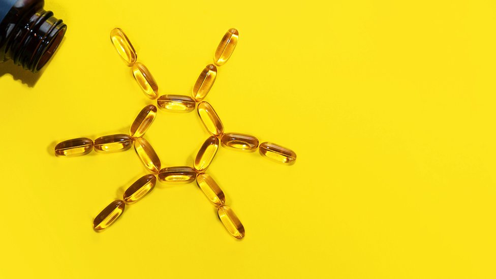 Korona virus i vitamin D: Zašto vam je potreban i kako može da pomogne u borbi protiv virusa kao što je Kovid 2 Vitamin tablets arranged so they look like a Sun
