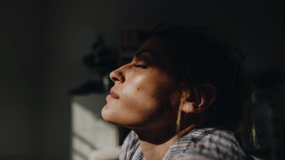 Korona virus i vitamin D: Zašto vam je potreban i kako može da pomogne u borbi protiv virusa kao što je Kovid 4 Woman, indoors, with the sun on her face
