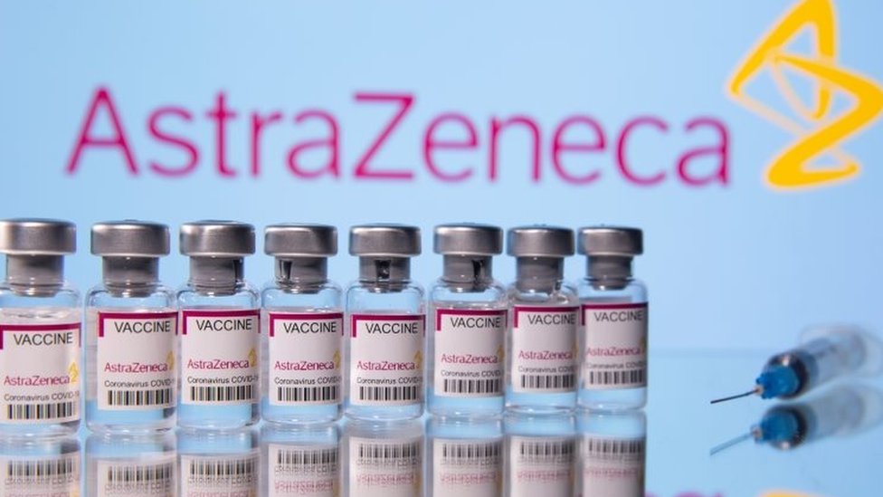 Korona virus: U Srbiji preminulo 28 ljudi, najveće zemlje EU obustavile upotrebu Astrazeneke 4 Vials labelled "Astra Zeneca COVID-19 Coronavirus Vaccine", and a syringe are seen in front of a displayed AstraZeneca logo. File photo
