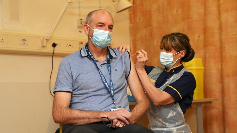 Korona virus, vakcine i nuspojave: Moje iskustvo sa njima i šta one znače 2 Andrew Pollard getting vaccinated