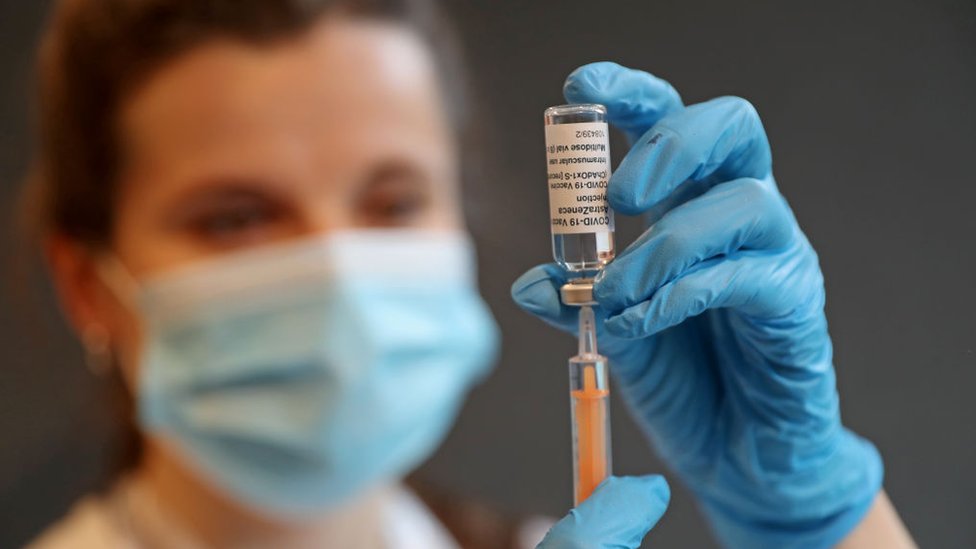 Korona virus: Više od 40 preminulih u Srbiji, virus najverovatnije potekao od neke životinje 1 A pharmacist holding the vaccine