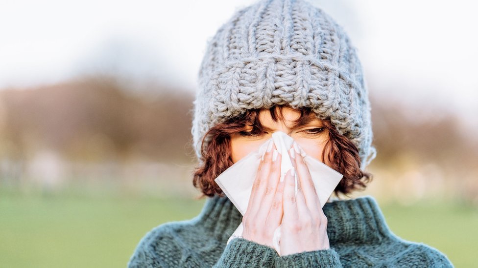 Korona virus: Kako obična prehlada može da pobedi Kovid-19 1 Woman blowing her nose
