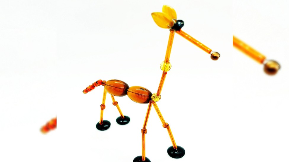 Korona virus i deca: Britanska baka u karantinu napravila „zoološki vrt" za unuke 1 George the giraffe
