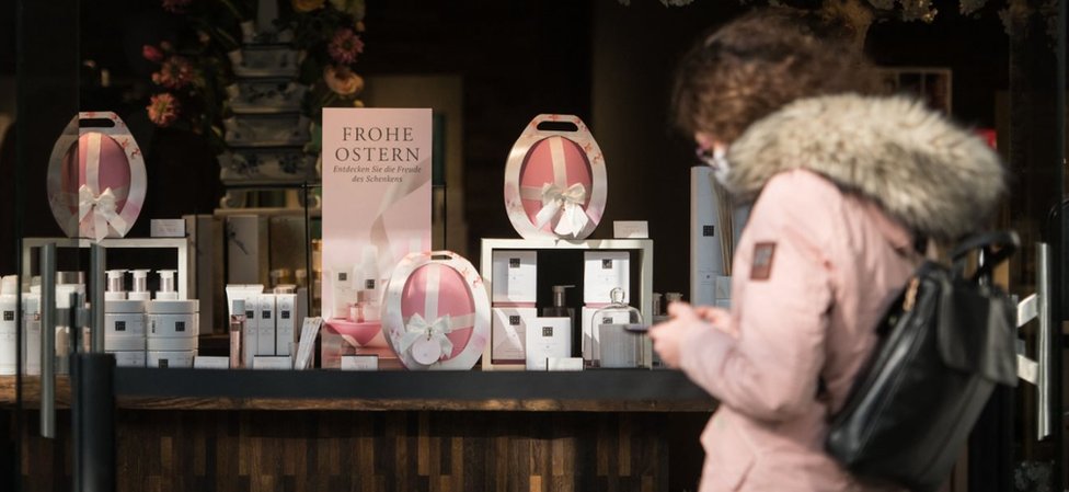 Korona virus i Nemačka: Zašto se Angela Merkel izvinila i da li su joj Nemci poverovali 2 Easter display in a shop in Berlin
