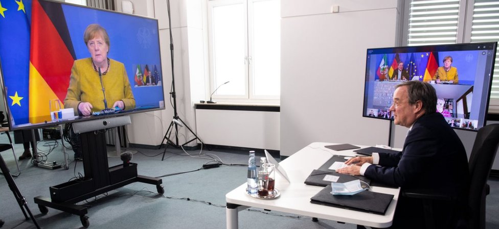 Korona virus i Nemačka: Zašto se Angela Merkel izvinila i da li su joj Nemci poverovali 3 Leader of the Christian Democratic Union (CDU) and North Rhine-Westphalia's State Premier Armin Laschet sits in front of monitors in the State Chancellery in Duesseldorf to chair the meeting of the Corona Council of Experts on February 26, 2021,