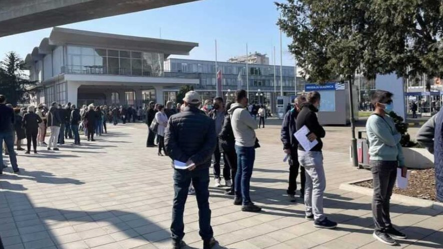 Vakcinacija stranih državljana u Srbiji: „AstraZeneka, prva doza, izvolite svi" 1 Red na Beogradskom sajmu