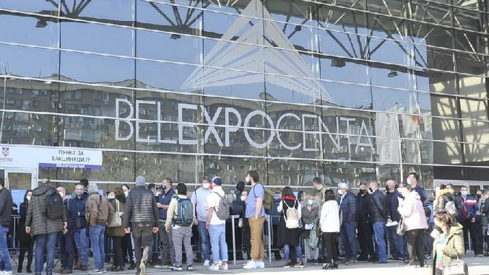 Vakcinacija stranih državljana u Srbiji: „AstraZeneka, prva doza, izvolite svi" 2 Gužva ispred Belekspo centra u Beogradu