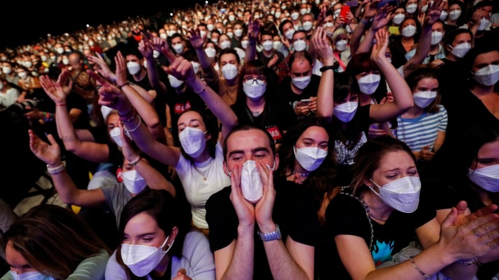 Korona virus i muzika: U Barseloni održan veliki koncert posle testiranja publike, članovi benda u suzama 1 Love of Lesbian played to a crowd of 5,000 on Saturday night