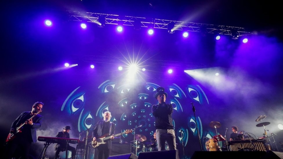 Korona virus i muzika: U Barseloni održan veliki koncert posle testiranja publike, članovi benda u suzama 2 Musicians around the world have been unable to perform at large concerts for months