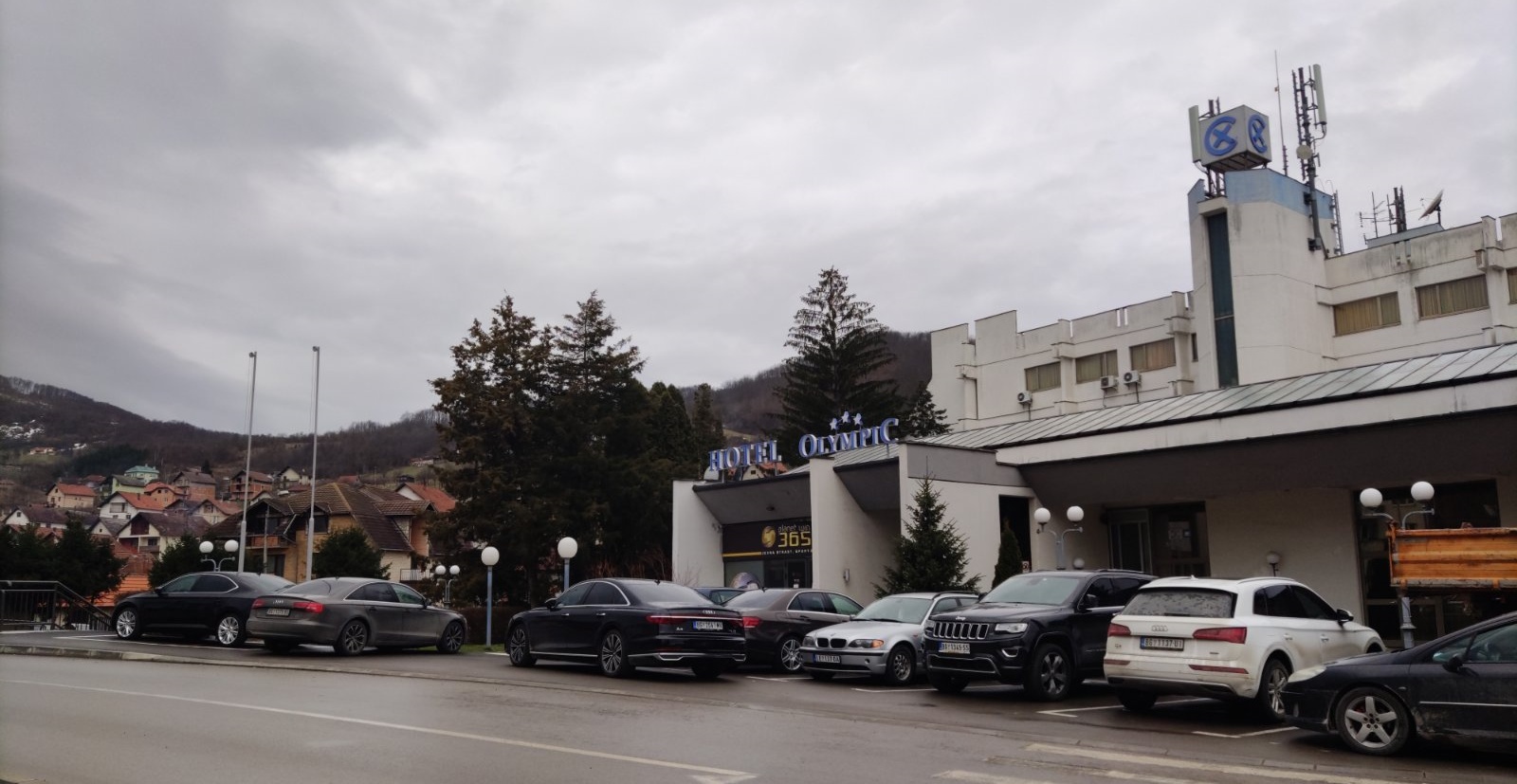 U Kosjeriću izbori, džipovi sa BG tablicama krstare po opštini 4 izbori1