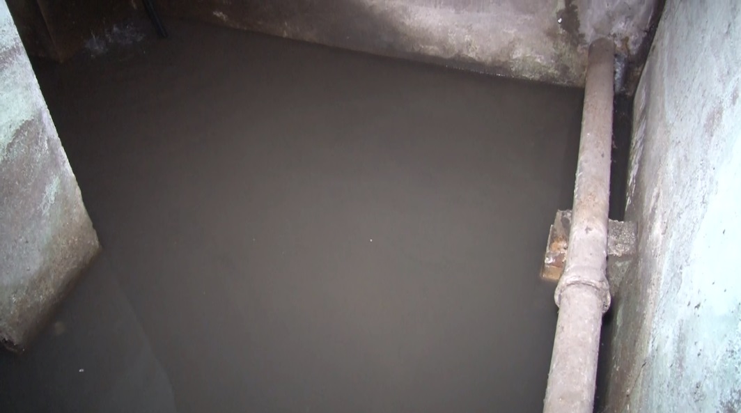 Neverovatno: Deset godina plivaju u fekalijama, javna preduzeća bez rešenja (FOTO, VIDEO) 1 zgrada4