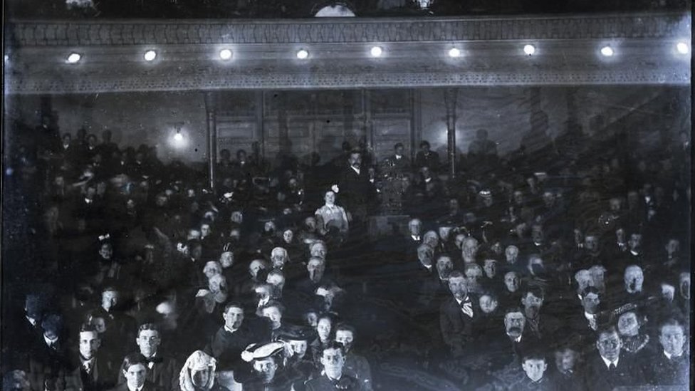 Korona virus i film: Kako Kovid-19 preti da spusti zavesu na „najstariji bioskop na svetu“ 5 Photo of a 1899 screening at the State Theatre, then known as Graham Opera House