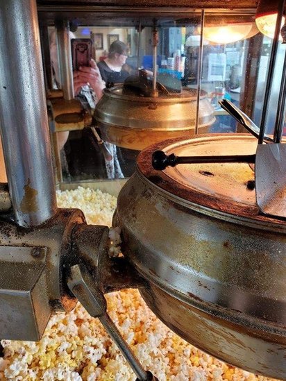 Korona virus i film: Kako Kovid-19 preti da spusti zavesu na „najstariji bioskop na svetu“ 4 A picture of the State Theatre's 72-year-old popcorn machine