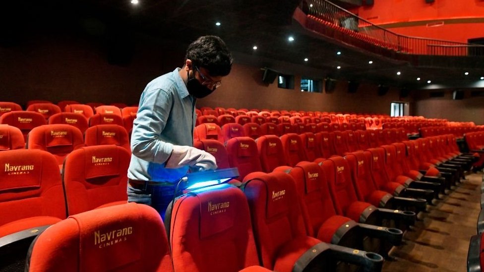 Korona virus i film: Kako Kovid-19 preti da spusti zavesu na „najstariji bioskop na svetu“ 6 A vendor demonstrates the sterilisation process with an ultraviolet light device on auditorium seats in Bangalore on October 8, 2020