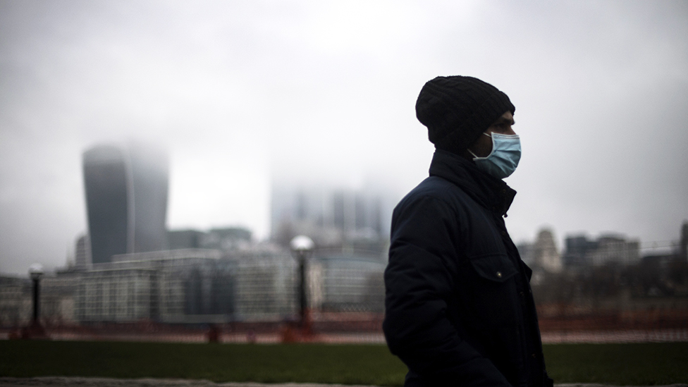 Korona virus: Možete li da se zarazite napolju i kad su šanse najveće 2 Man walks along south bank of Thames through city of London on a grey day, with a mask on