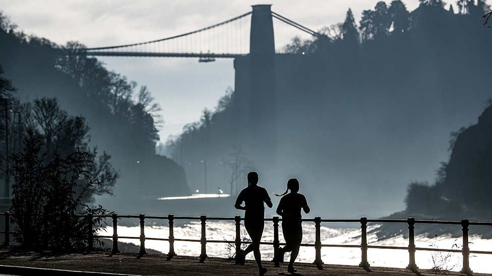 Korona virus: Možete li da se zarazite napolju i kad su šanse najveće 3 Joggers silhouetted against a background of Clifton gorge and suspension bridge, Bristol