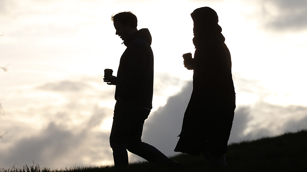 Korona virus: Možete li da se zarazite napolju i kad su šanse najveće 1 Man and woman in silhouette, walking down hillside