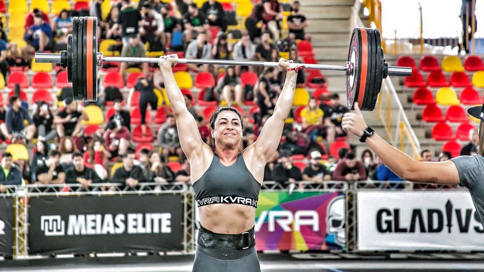 Raquel lifting a weight during a crossfit competition