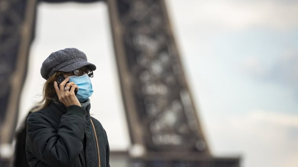 Korona virus: U Srbiji preminulo još 37 ljudi, na lečenju više od 7.500, Francuska se opet zatvara, u Brazilu u martu više od 60.000 umrlih 4 A woman wearing a surgical face mask walks near the Eiffel Tower