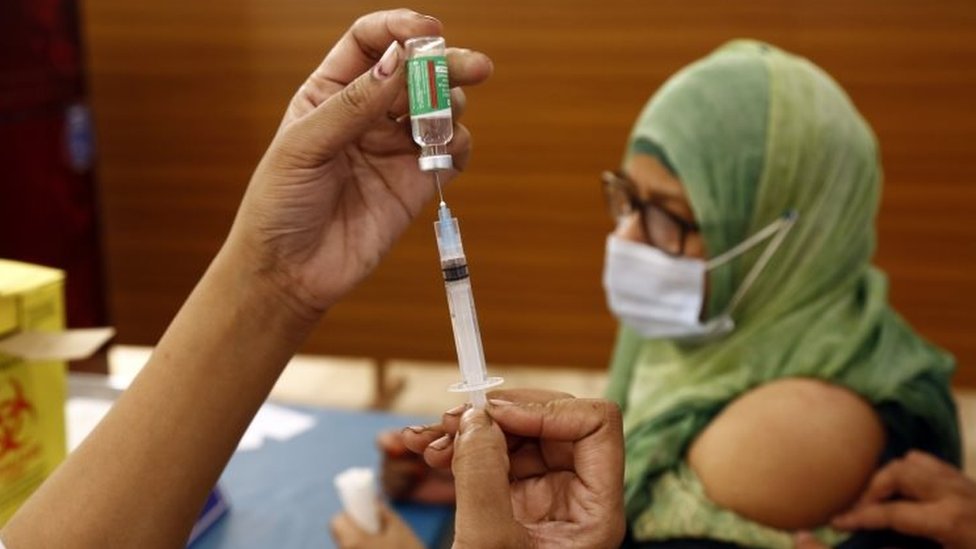 Korona virus i vakcine: Zašto bogate zemlje „blokiraju“ proizvodnju zemljama u razvoju 1 A woman prepares to be vaccinated against Covid-19 in Dhaka, Bangladesh. Photo: February 2021