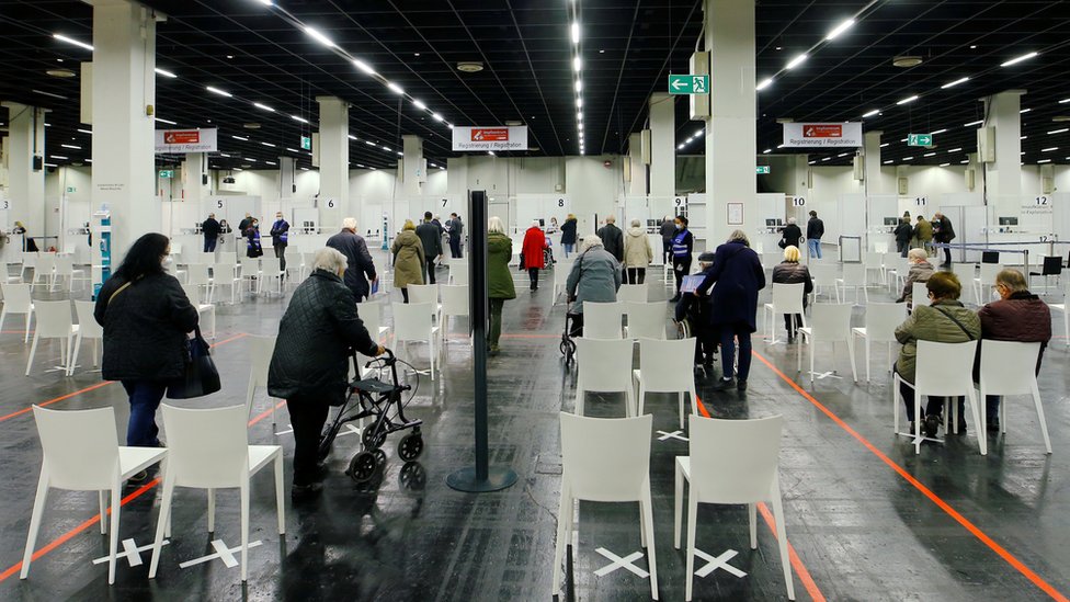 Korona virus i vakcine: Zašto bogate zemlje „blokiraju“ proizvodnju zemljama u razvoju 2 Queues of people waiting for the vaccine at a centre in Cologne, Germany