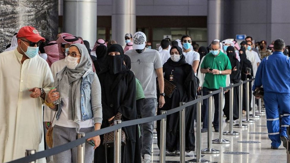 Korona virus: Kada će svet biti vakcinisan 3 Queues at a vaccine centre in Kuwait
