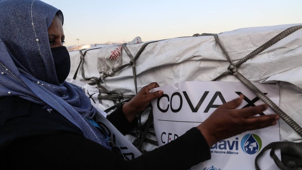 Korona virus: Kada će svet biti vakcinisan 7 A woman dealing with a Covax delivery