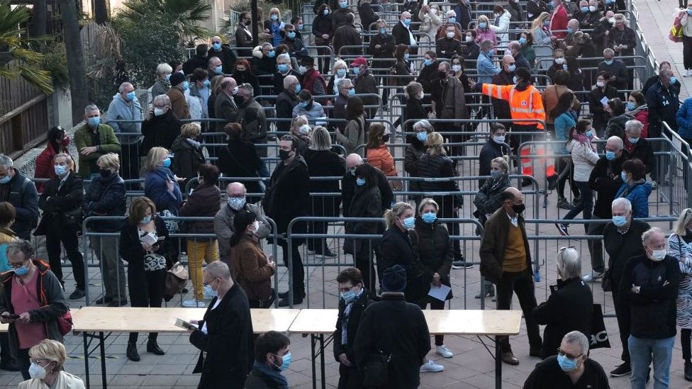 Korona virus: Kada će svet biti vakcinisan 4 Queue outside vaccine centre in Nice, France