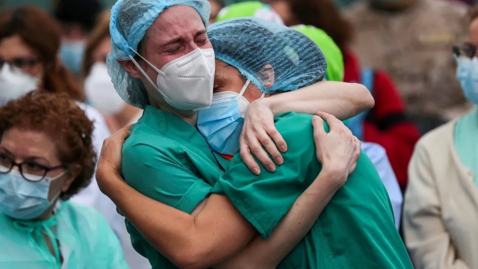 Zagrljaj zdravstvenih radnika nakon smrti kolege u Španiji
