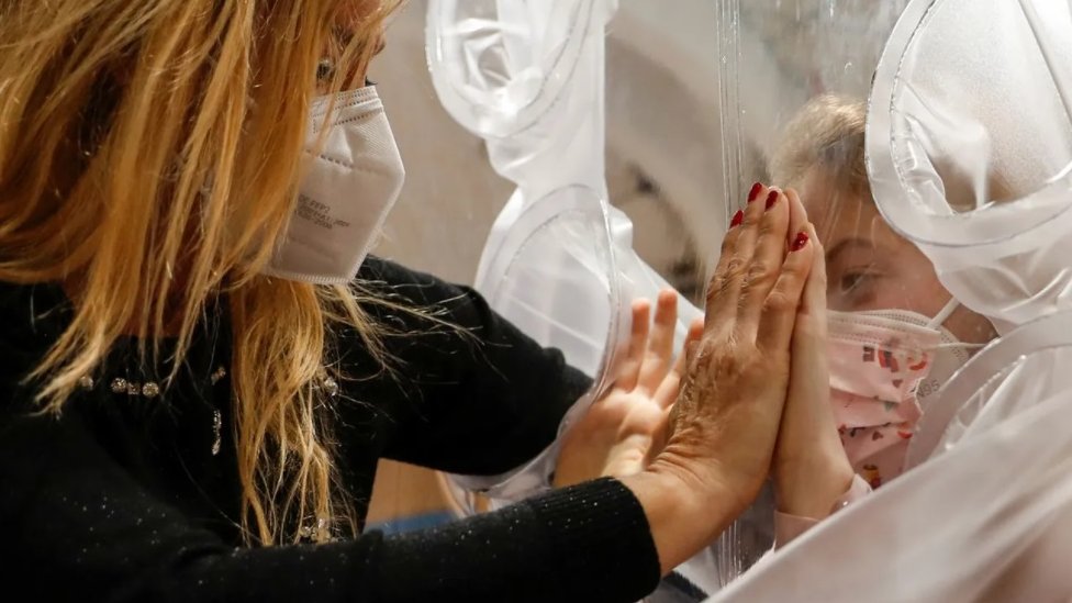 Korona virus i psihologija: Kako ćemo isceliti „masovnu traumu” Kovida-19 3 Pandemija je potpuno poremetila uobičajene načine na koje se nosimo sa bolestima, smrću i tugom