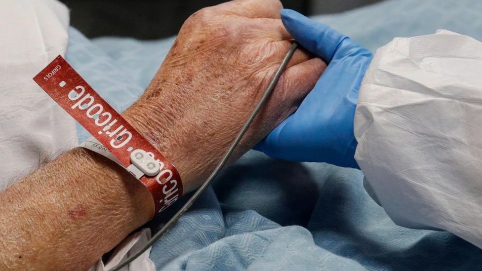 Korona virus i psihologija: Kako ćemo isceliti „masovnu traumu” Kovida-19 4 Na bolničkim odeljenjima medicinske sestre i lekari su suočeni sa znatnim traumatičnim potencijalom