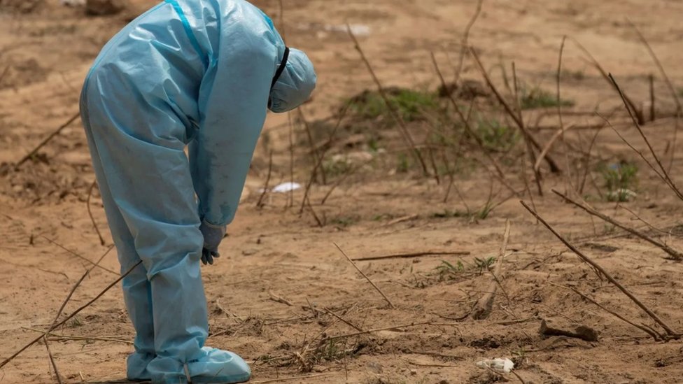 Korona virus i psihologija: Kako ćemo isceliti „masovnu traumu” Kovida-19 5 Na groblju u Indiji zdravstveni radnik tuguje pre sahrane