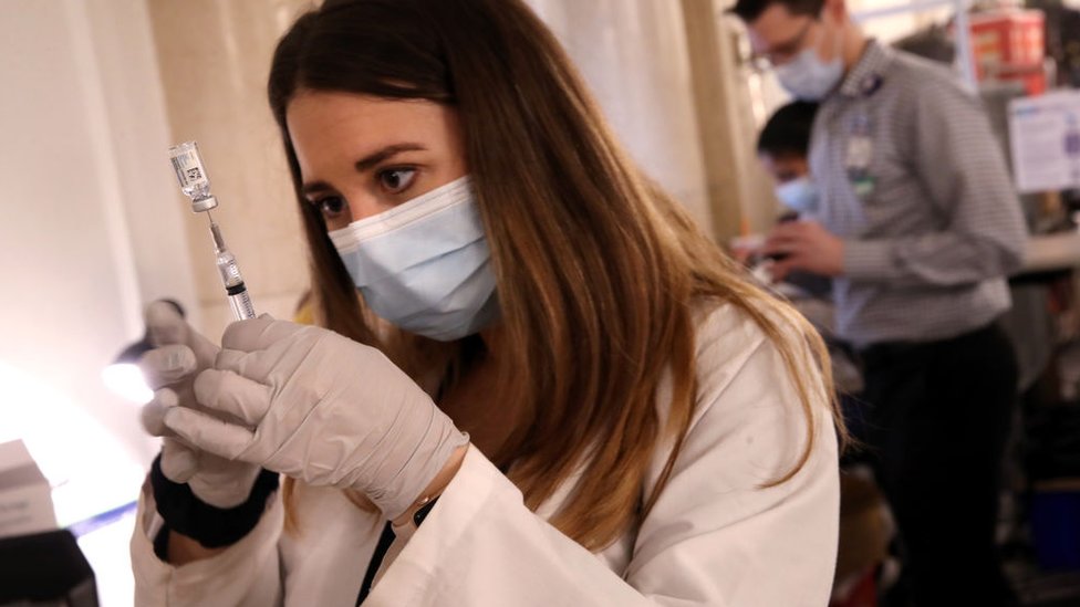 Korona virus: U Srbiji preminulo još 35 ljudi, u Indiji borba za respiratore i slobodan bolnički krevet 5 Zdravstvena radnica drži vakcinu u ruci